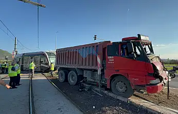 Kayseri'de Tramvay ile Kamyon Çarpıştı: 5 Yaralı