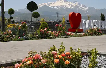 Kayseri Yazı Çiçeklerle Karşılıyor