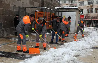 Melikgazi'de Karla mücadele çalışmaları sürüyor