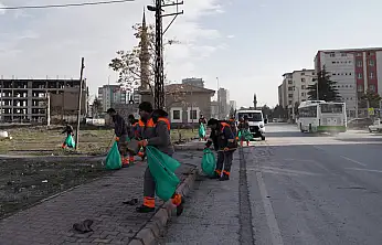 Melikgazi'de şiddetli rüzgarın izleri temizlendi