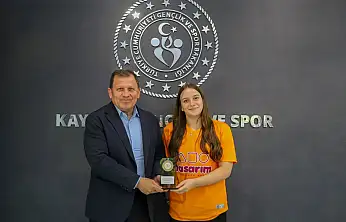 Milli yüzücü Berilay Batur'dan Bulgaristan'da üç madalya