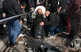 Otomobil yayalara çarptı