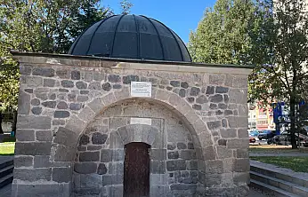 Şeyh Seyfullah Türbesi zamana direniyor