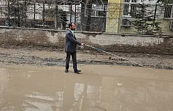 SP'li Onat, suyla kaplanan yolda oltayla tepki gösterdi