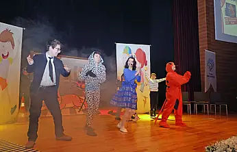 Talas'ta çocuklar tiyatro gösterisi ile eğlendi