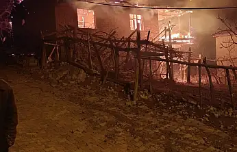 Yahyalı'da müstakil ev alevlere teslim oldu