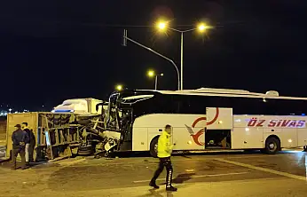 Yolcu otobüsü ile kamyonet çarpıştı: 5 yaralı