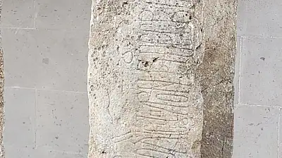 Belgesel çekerken tarihi yazıt buldu