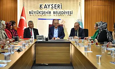 Büyükkılıç kadın muhtarlara anneler günü ziyareti yaptı
