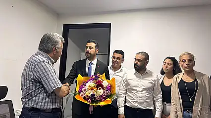 CHP'de yeni yönetim ilk paylaşımını yorumlara kapattı
