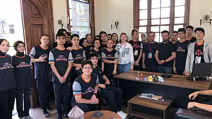 Fen lisesi öğrencileri saat kulesi'nde