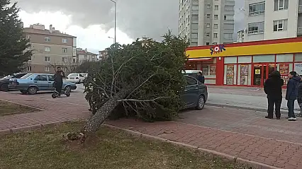 Kayseri'de şiddetli rüzgar araçta hasara yol açtı