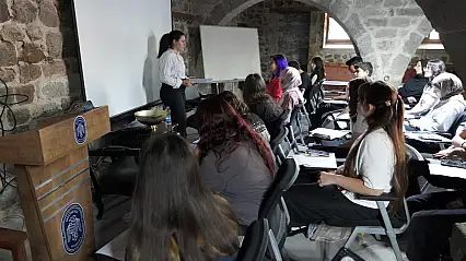Melikgazi'den gençlere ücretsiz İngilizce konuşma atölyesi