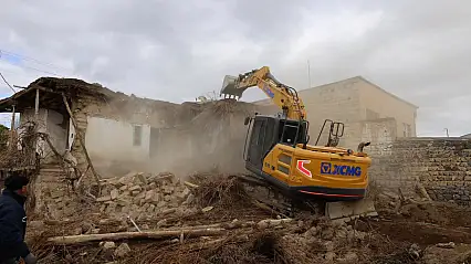 Yahyalı'da tehlikeli metruk binalar yıkılıyor