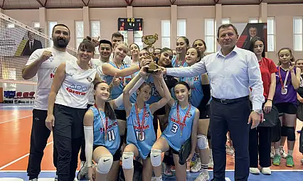 Mini kızlar voleybol turnuvası sona erdi