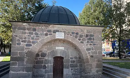 Şeyh Seyfullah Türbesi zamana direniyor