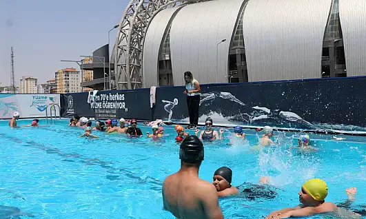 Minik sporcular yüzme kursunda buluştu