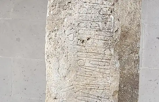 Belgesel çekerken tarihi yazıt buldu