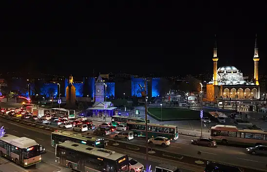 Büyükşehir Belediyesi tarihi surları mavi ışıkla aydınlatarak otizm farkındalığına dikkat çekti