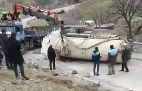 Hacılar'da Vidanjör Devrildi: Yol Kısa Süreliğine Kapandı