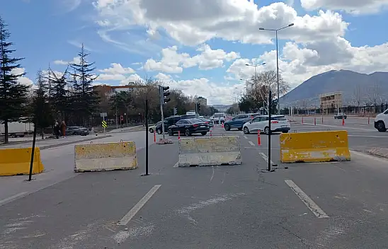 Kartal kavşağı trafiğe kapatıldı, yoğunluk alternatif yollara kaydı