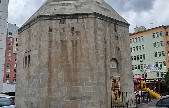 Kayseri'de tarihi Hacip kümbeti
