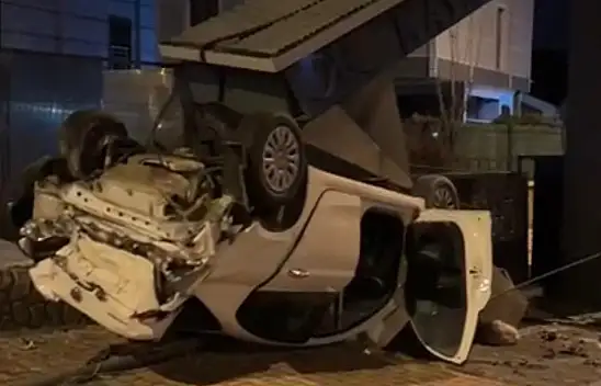 Melikgazi'de Kaza: Devrilen Otomobil Beton Bloğa Çarptı