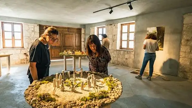 8'nci Çanakkale Bienali renkli sergiyle açıldı
