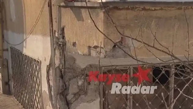 Kayseri de hasar alan o binada boşaltılıyor