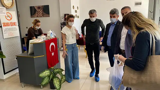 Adıyaman Belediyesi, Berber ve Kuaförlere Maske Dağıttı