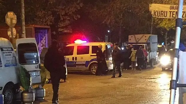 Adliyeye çıkarılan şüpheliyi, hasımları bıçakladı