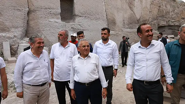 Agios Dimitrios Kilisesi'ndeki çalışmaları inceledi