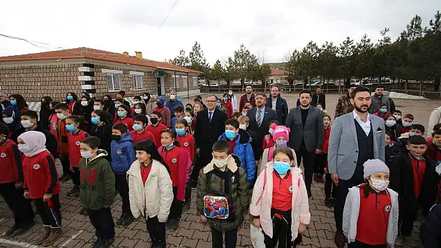 AK PARTİ İLÇE TEŞKİLATINDAN KİTAP BAĞIŞI