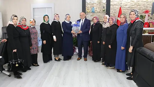 AK PARTİ KADIN KOLLARINDAN BAŞKAN ÖZTÜRK'E ZİYARET