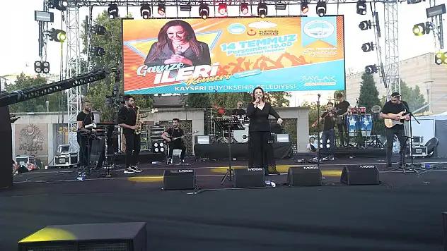 Akın, şarkılarıyla muhteşem bir gece yaşattı