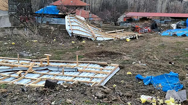 Akkışla'da fırtına ev ve ağaçlara zarar verdi
