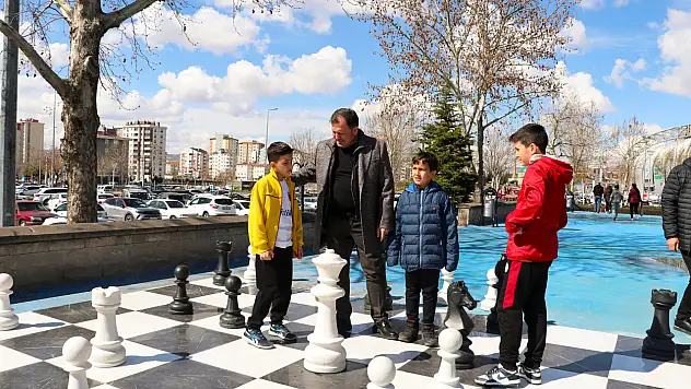 Ali İhsan Kabakcı, minik sporcularla satranç keyfi yaptı