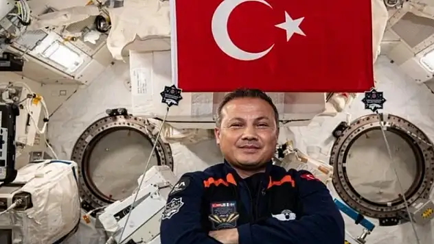 Alper Gezeravcı'dan Türk bayraklı paylaşım