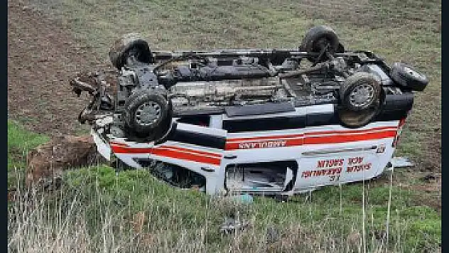 AMBULANS DEVRİLDİ  3 YARALI
