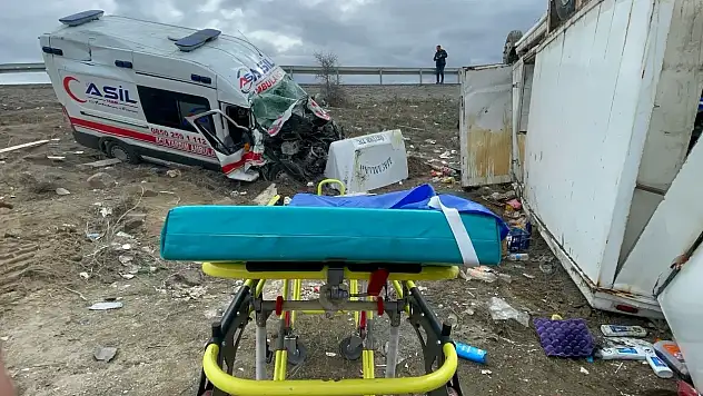 Ambulans ile kamyonet çarpıştı: 6 yaralı