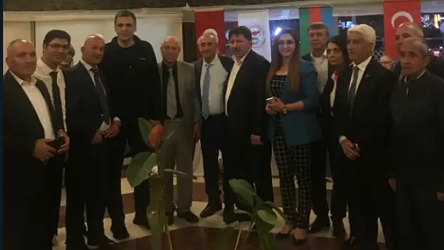 Anadolu Azerbaycan Dostluk  Derneği üyeleri bir arada