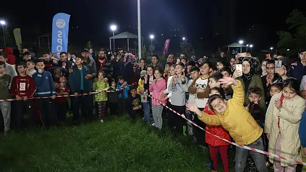 ANNELERE ÇİÇEK, ÇOCUKLARA HEDİYE VERDİ