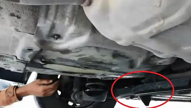 Araç motoruna giren kedi, bir araçtan diğerine dolaştı
