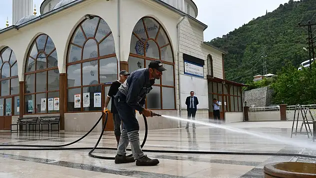 ARTVİN BELEDİYESİ CAMİLERİ DEZENFEKTE EDİYOR
