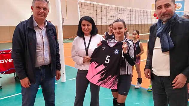 ASKON ERVA Spor Okulu öğrencilerine forma dağıtıldı