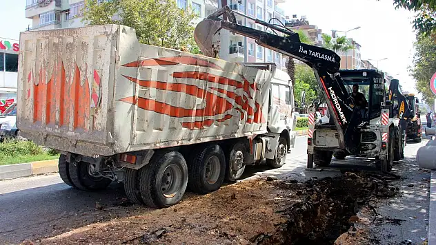 ATATÜRK CADDESİ'NİN YAĞMUR SUYU HATTI YENİLENDİ