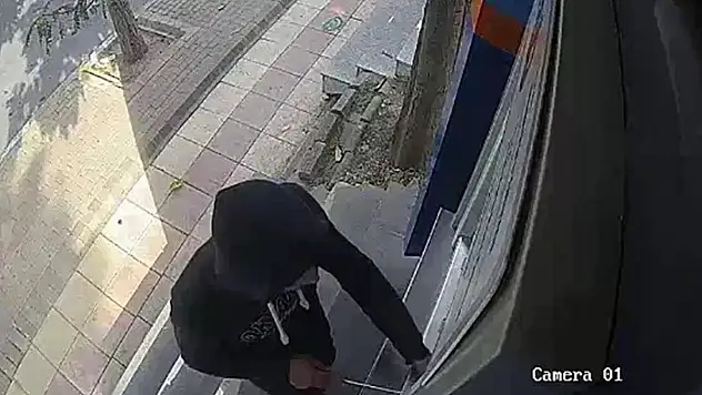ATM'de unutulan karttan para çeken şüpheliye gözaltı