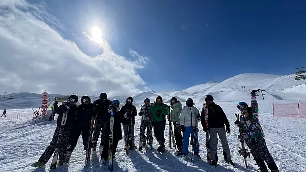 Avrupa'dan gelen gönüllüler Erciyes'te kayak öğrendi