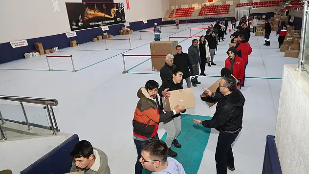 AVRUPA'DAN 5 TIR YARDIM MALZEMESİ GELDİ