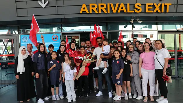 Ayşegül Açık Dünya Şampiyonu Olarak Kayseri'de Coşkuyla Karşılandı